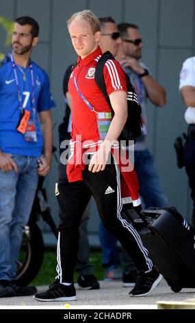 Jonny Williams, pays de Galles, a quitté l'hôtel Golden Tulip de Lyon. Le pays de Galles a été renversé à la demi-finale des Championnats d'Europe de 2016 après avoir perdu 2-0 au Portugal. Banque D'Images