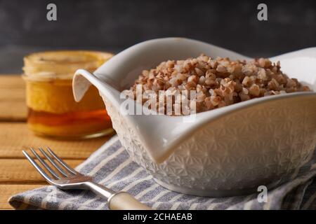 Porridge de sarrasin bouilli au beurre servi dans une assiette Banque D'Images