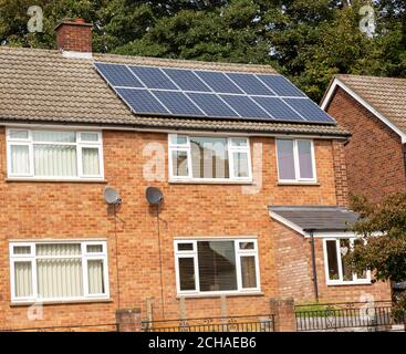 Panneaux solaires de toit d'une maison moderne à Ipswich, Suffolk, Angleterre, Royaume-Uni Banque D'Images