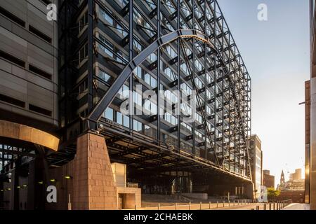 Vue oblique de l'élévation nord au coucher du soleil en regardant vers l'ouest. City of London LockDown 2020 - Exchange House, Londres, Royaume-Uni. Architecte: Skidmore OWI Banque D'Images
