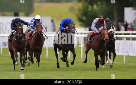 Mehmas (deuxième à droite), monté par Frankie Dettori, remporte les enjeux de juillet de l'Arqana lors du festival Ladies Day of the Moet & Chandon de juillet à l'hippodrome de Newmarket. Banque D'Images