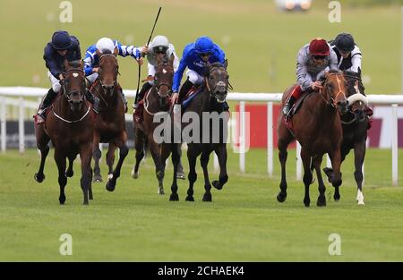 Mehmas (deuxième à droite), monté par Frankie Dettori, remporte les enjeux de juillet de l'Arqana lors du festival Ladies Day of the Moet & Chandon de juillet à l'hippodrome de Newmarket. Banque D'Images