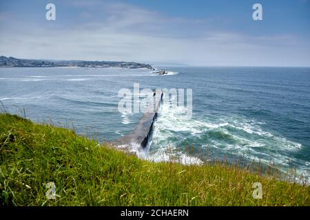 Saint Jean de Luz, France, pays Basque, vues sur la ville Ciboure et le château et le port de Socoa, herbe verte sur la colline et vagues de l'océan se brisant sur le Banque D'Images