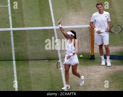 Henri Kontinen et Heather Watson célèbrent la victoire sur Leander Paes et Martina Hingis le dixième jour des championnats de Wimbledon au All England Lawn tennis and Croquet Club, Wimbledon. Banque D'Images