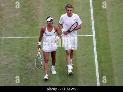 Henri Kontinen et Heather Watson célèbrent la victoire sur Leander Paes et Martina Hingis le dixième jour des championnats de Wimbledon au All England Lawn tennis and Croquet Club, Wimbledon. Banque D'Images