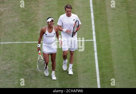 Henri Kontinen et Heather Watson célèbrent la victoire sur Leander Paes et Martina Hingis le dixième jour des championnats de Wimbledon au All England Lawn tennis and Croquet Club, Wimbledon. Banque D'Images