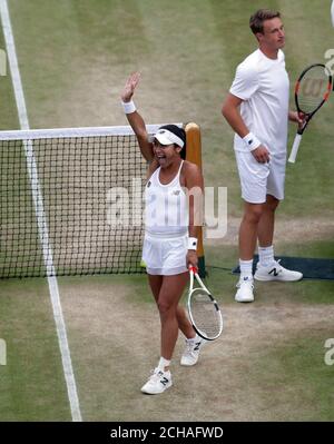 Henri Kontinen et Heather Watson célèbrent la victoire sur Leander Paes et Martina Hingis le dixième jour des championnats de Wimbledon au All England Lawn tennis and Croquet Club, Wimbledon. Banque D'Images