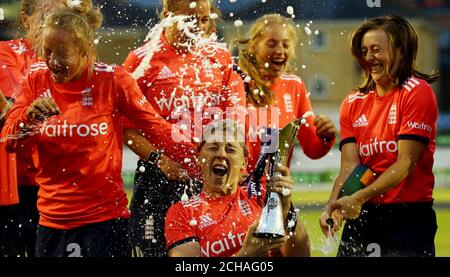 La capitaine d'Angleterre Heather Knight détient le trophée alors qu'elle célèbre une série gagnante avec son équipe après le match NatWest International T20 au terrain du comté d'Essex, Chelmsford. Banque D'Images