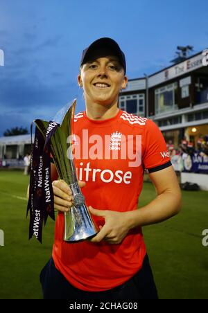 La capitaine d'Angleterre Heather Knight détient le trophée alors qu'elle célèbre une série gagnante avec son équipe après le match NatWest International T20 au terrain du comté d'Essex, Chelmsford. Banque D'Images