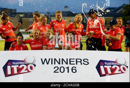 La capitaine d'Angleterre Heather Knight détient le trophée alors qu'elle célèbre une série gagnante avec son équipe après le match NatWest International T20 au terrain du comté d'Essex, Chelmsford. Banque D'Images