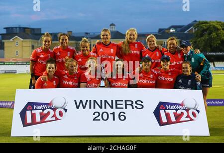 La capitaine d'Angleterre Heather Knight détient le trophée alors qu'elle célèbre une série gagnante avec son équipe après le match NatWest International T20 au terrain du comté d'Essex, Chelmsford. Banque D'Images