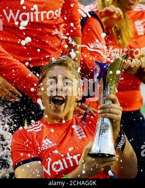 La capitaine d'Angleterre Heather Knight détient le trophée alors qu'elle célèbre une série gagnante avec son équipe après le match NatWest International T20 au terrain du comté d'Essex, Chelmsford. Banque D'Images