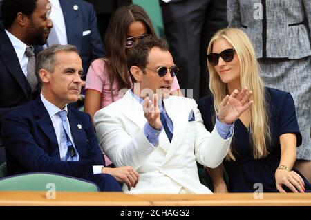 Invités de la Royal Box (gauche-droite) Mark Carney, Jude Law et Phillipa Coan le onze jour des Championnats de Wimbledon au All England Lawn tennis and Croquet Club, Wimbledon. Banque D'Images
