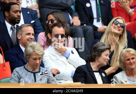 Invités de la Royal Box (gauche-droite) Mark Carney, Jude Law et Phillipa Coan le onze jour des Championnats de Wimbledon au All England Lawn tennis and Croquet Club, Wimbledon. Banque D'Images