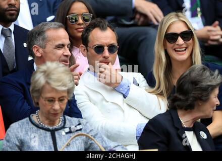 Invités de la Royal Box (gauche-droite) Mark Carney, Jude Law et Phillipa Coan le onze jour des Championnats de Wimbledon au All England Lawn tennis and Croquet Club, Wimbledon. Banque D'Images
