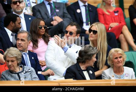 Invités de la Royal Box (gauche-droite) Mark Carney, Jude Law et Phillipa Coan le onze jour des Championnats de Wimbledon au All England Lawn tennis and Croquet Club, Wimbledon. Banque D'Images