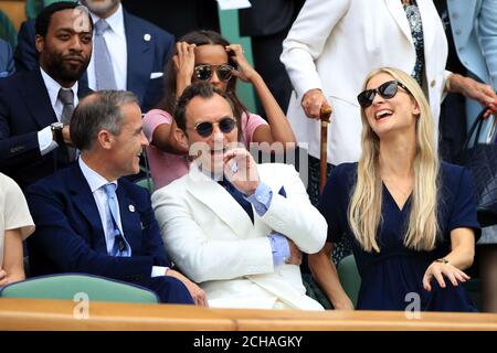Invités de la Royal Box (gauche-droite) Mark Carney, Jude Law et Phillipa Coan le onze jour des Championnats de Wimbledon au All England Lawn tennis and Croquet Club, Wimbledon. Banque D'Images