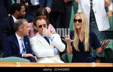 Invités de la Royal Box (gauche-droite) Mark Carney, Jude Law et Phillipa Coan le onze jour des Championnats de Wimbledon au All England Lawn tennis and Croquet Club, Wimbledon. Banque D'Images