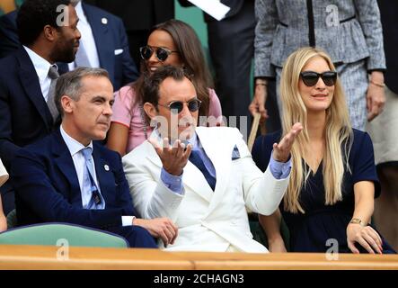 Invités de la Royal Box (gauche-droite) Mark Carney, Jude Law et Phillipa Coan le onze jour des Championnats de Wimbledon au All England Lawn tennis and Croquet Club, Wimbledon. Banque D'Images