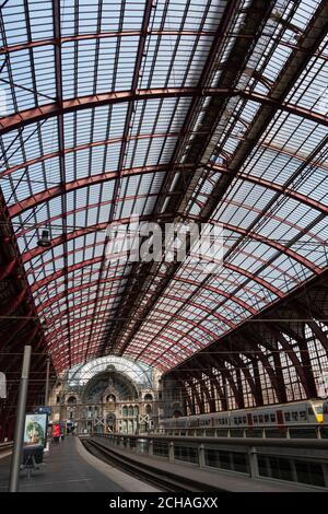 Anvers, Belgique, 16 août 2020, photo verticale de la gare et de la plate-forme Anvers centre Banque D'Images