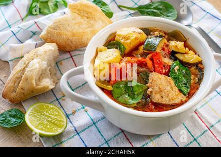 Giambota en Italie / Marmitako en Espagne (soupe de thon aux pommes de terre, poivrons et tomates) Banque D'Images