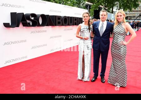 Alicia Vikander, Matt Damon et Julia Stiles participant à la première européenne de Jason Bourne s'est tenue au cinéma Odeon de Leicester Square, Londres. Banque D'Images