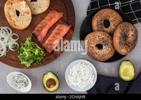 Ingrédients pour un bagel lox de saumon disposé sur une table Banque D'Images