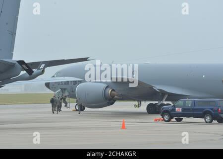 L'équipage de conduite avec la 155e Escadre de ravitaillement en vol fait monter l'échelle à bord d'un KC-135R Stratotanker, le 12 septembre 2020, à la base aérienne de la Garde nationale du Nebraska à Lincoln, dans le Nebraska. L’équipage de la 155e Escadre de ravitaillement en vol participait à un exercice de génération d’aéronefs conçu pour tester la capacité de l’organisation à lancer rapidement son avion dans un délai précis à l’appui d’une opération d’urgence. (Photo de la Garde nationale aérienne du Nebraska par le lieutenant-colonel Kevin Hynes) Banque D'Images