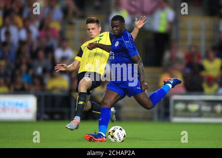 Jeffrey Schlupp (à droite) de Leicester City obtient un coup de feu sur le but Malgré l'attention de Jonny Giles d'Oxford United Banque D'Images