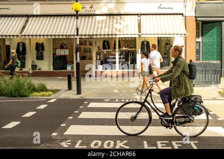 Londres- septembre 2020 : scène de Marylebone High Street. Une zone de vente au détail et de restaurant haut de gamme de Westminster Banque D'Images