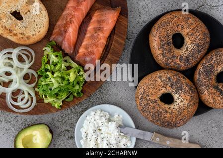 Ingrédients pour un bagel lox de saumon disposé sur une table Banque D'Images