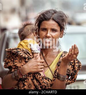 New Delhi, Inde - 14 août 2016 : la jeune femme mendiante indienne avec bébé engendra les aumône à New Delhi, Inde Banque D'Images