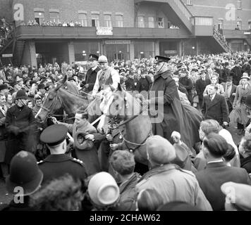 Les encouragements des supporters irlandais, comme Early Mist, Bryan Marshall UP, a été escorté par la police montée à travers les foules comme il a été conduit après sa victoire. Banque D'Images