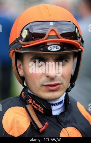 Jockey Andrea Atzeni avant son tour sur le Palais des incendies à Les participations de Markel Insurance Maiden Fillies Banque D'Images