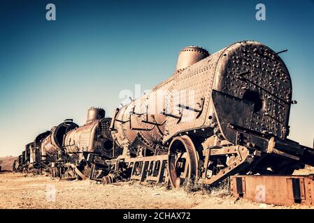 Vieille locomotive rouillée abandonnée dans la cimetière de Uyuni, Bolivie Banque D'Images