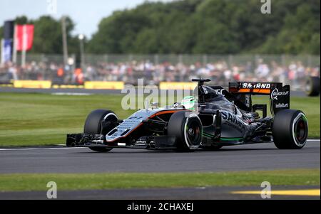 Forcer Nico Hulkenberg en Inde pendant la journée de pratique pour le Grand Prix britannique 2016 au circuit de Silverstone, à Towcester. Banque D'Images