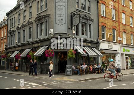 Londres- septembre 2020 : scène de Marylebone High Street. Une zone de vente au détail et de restaurant haut de gamme de Westminster Banque D'Images