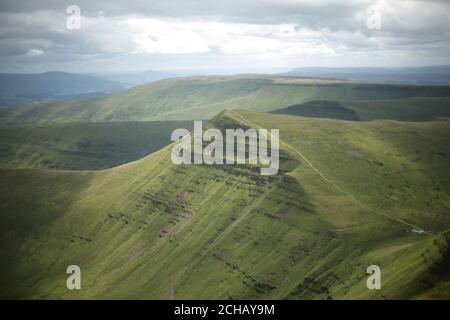 Le sommet de la montagne de Cribyn vu de Pen y Fan, dans le parc national de Brecon Beacons, au pays de Galles. APPUYEZ SUR ASSOCIATION photo. Date de la photo: Mardi 12 juillet 2016. Le crédit photo devrait se lire: Yui Mok/PA Wire Banque D'Images