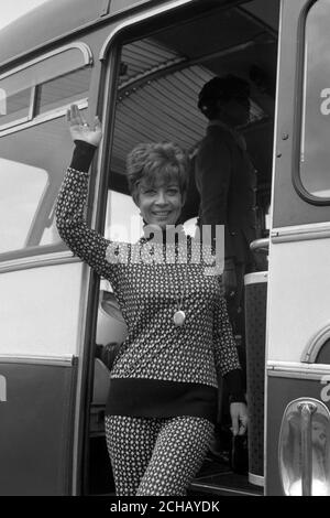 Gloria DeHaven, vêtue d'un pantalon à carreaux et d'un long pull en costume, à votre arrivée à l'aéroport de Heathrow, Londres. Elle est la femme en tête du spectacle Sammy David Jr 'Golden Boy', qui s'ouvre au London Palladium. Banque D'Images