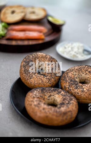 Ingrédients pour un bagel lox de saumon disposé sur une table Banque D'Images
