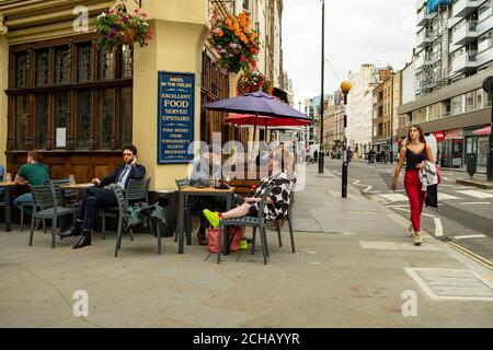 Londres- septembre 2020 : scène de Marylebone High Street. Une zone de vente au détail et de restaurant haut de gamme de Westminster Banque D'Images