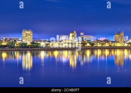 Blagoveshchensk, Russie - 25 juin 2020 : vue de la ville chinoise de Heihe depuis le remblai de la ville de Blagoveshchensk. Lumières de la ville nocturne Banque D'Images