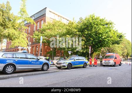 Hambourg, Allemagne. 14 septembre 2020. Des voitures de patrouille et un moteur d'incendie sont garés devant une école. A cause d'un homme éventuellement armé, la police de Hambourg a été appelée lundi dans une école du district de Harburg. Peu de temps plus tard, le suspect a été retrouvé à la maison, a rapporté la police. Credit: Jonas Walzberg/dpa/Alay Live News Banque D'Images