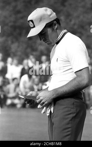 Gary Player, champion défenseur de l'Afrique du Sud, étudie sa carte lors du match de Piccadilly World Match Play Championship de Wentworth. Banque D'Images