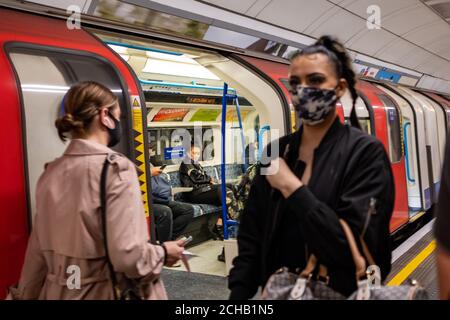 Londres- septembre 2020: Les gens dans le métro de Londres portent des masques covid 19 Banque D'Images