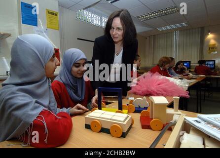 SOUS EMBARGO LE JEUDI 19 JANVIER 0001. ANNÉE 11 *CORRECTION DES LÉGENDES* CHANGEMENT DES ÉLÈVES DE L'ANNÉE 10 À L'ANNÉE 11 : Les élèves de l'année 11 du Selly Park Technology College avec la maîtresse Michelle Magrs, jeudi 19 janvier 2006, après que l'école ait été nommée la meilleure du pays, ont appelé à l'abolition des classements aujourd'hui dans un contexte de querelles sur les normes académiques. Michelle Madrs, directrice de l'école de technologie de Selly Park pour filles, a déclaré qu'elle aimerait voir la fin des classements parce que « vous pouvez faire n'importe quoi à partir des statistiques ». Voir les tableaux DE FORMATION sur l'histoire des PA Haut. APPUYEZ SUR ASSOCIATION photo. Photo créd Banque D'Images