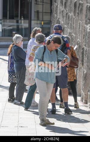 Birmingham West Midlands, 14 septembre 2020. Un groupe âgé de 8 personnes a été observé regardant de près la maçonnerie de la mairie de Birmingham à Victoria Square lundi matin. Le groupe, dont aucun ne portait de couvre-visage, enfreignait la «règle des six» qui a été mise en place pour arrêter la nouvelle vague de coronavirus au Royaume-Uni. Ceux qui bafouent la loi doivent être condamnés à des amendes allant jusqu'à 10 000 livres. Birmingham se prépare à entrer dans un confinement local mardi en raison d’une augmentation des cas de coronavirus. La ville interdira aux gens d'entrer dans d'autres ménages à moins d'être exemptés. Crédit : Banque D'Images