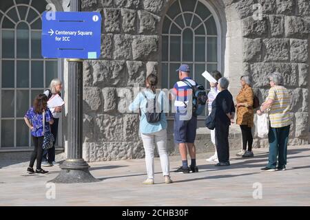 Birmingham West Midlands, 14 septembre 2020. Un groupe âgé de 8 personnes a été observé regardant de près la maçonnerie de la mairie de Birmingham à Victoria Square lundi matin. Le groupe, dont aucun ne portait de couvre-visage, enfreignait la «règle des six» qui a été mise en place pour arrêter la nouvelle vague de coronavirus au Royaume-Uni. Ceux qui bafouent la loi doivent être condamnés à des amendes allant jusqu'à 10 000 livres. Birmingham se prépare à entrer dans un confinement local mardi en raison d’une augmentation des cas de coronavirus. La ville interdira aux gens d'entrer dans d'autres ménages à moins d'être exemptés. Crédit : Banque D'Images