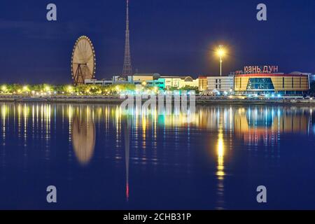 Blagoveshchensk, Russie - 25 juin 2020 : vue de la ville chinoise de Heihe depuis le remblai de la ville de Blagoveshchensk. Lumières de la ville nocturne Banque D'Images