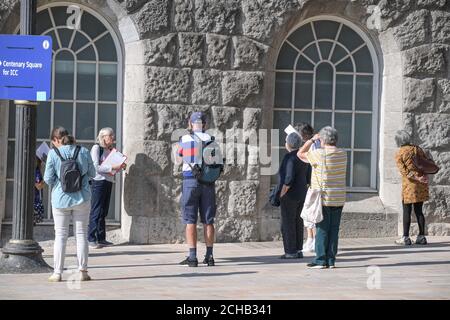 Birmingham West Midlands, 14 septembre 2020. Un groupe âgé de 8 personnes a été observé regardant de près la maçonnerie de la mairie de Birmingham à Victoria Square lundi matin. Le groupe, dont aucun ne portait de couvre-visage, enfreignait la «règle des six» qui a été mise en place pour arrêter la nouvelle vague de coronavirus au Royaume-Uni. Ceux qui bafouent la loi doivent être condamnés à des amendes allant jusqu'à 10 000 livres. Birmingham se prépare à entrer dans un confinement local mardi en raison d’une augmentation des cas de coronavirus. La ville interdira aux gens d'entrer dans d'autres ménages à moins d'être exemptés. Crédit : Banque D'Images